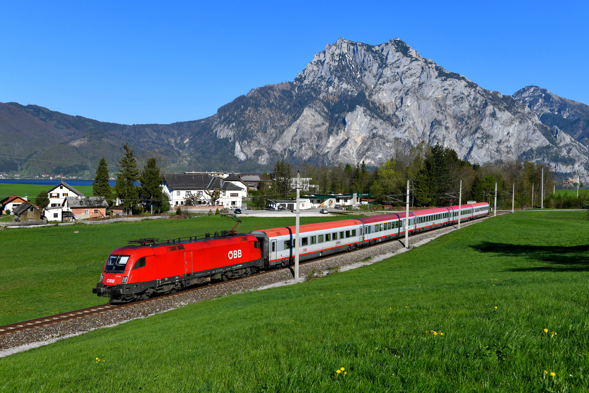 An Wochenenden gibt es auch Fernverkehr auf der Salzkammergutbahn. REX 725 von Steinach-Irdning nach Wien HBF wurde am 21. April 2019 von 1116.066 zum Zielbahnhof befördert. Bei Eben ergibt sich dieser Blick auf den eindrucksvollen 1691 Meter hohen Traunstein. Wegen seiner isolierten, ins Alpenvorland vorgeschobenen Position wird dieser auch als  Wächter des Salzkammergutes  bezeichnet. 