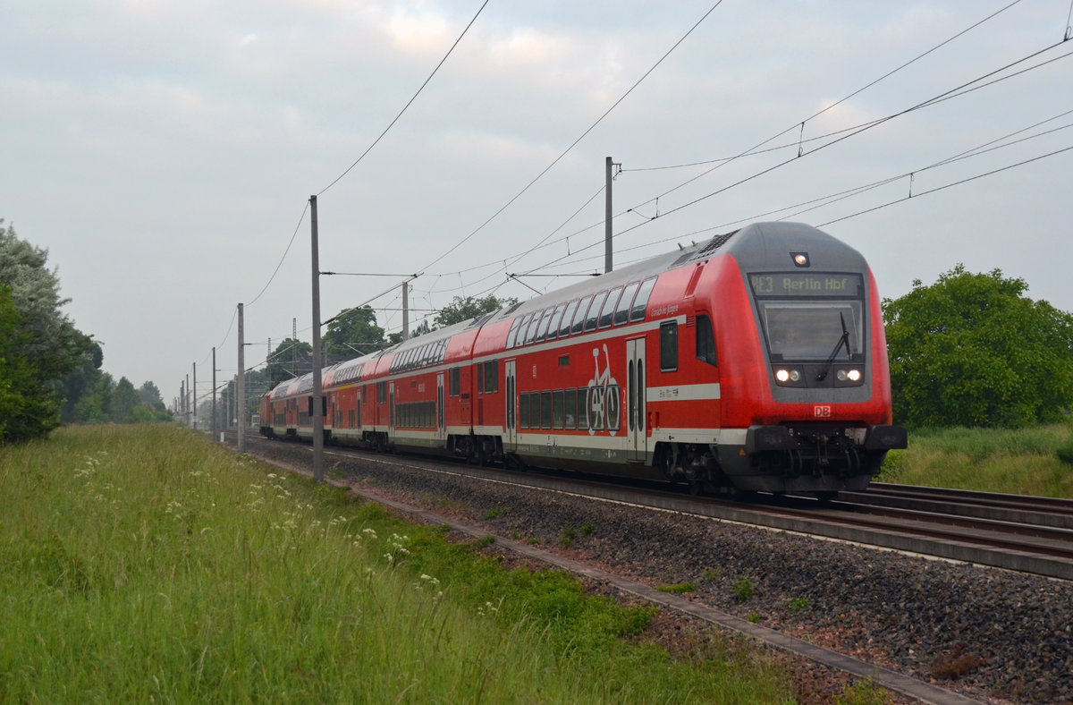 An den Wochenenden verkehrt am Morgen der RE 50606 von Halle(S) nach Berlin Hbf. Er ist damit auf dieser Strecke einer der wenigen Züge welche nicht mit Triebzügen der Reihe 1442 gefahren wird. Am Morgen des 19.05.18 verlässt 112 114 mit ihrem Zug Brehna Richtung Wittenberg.