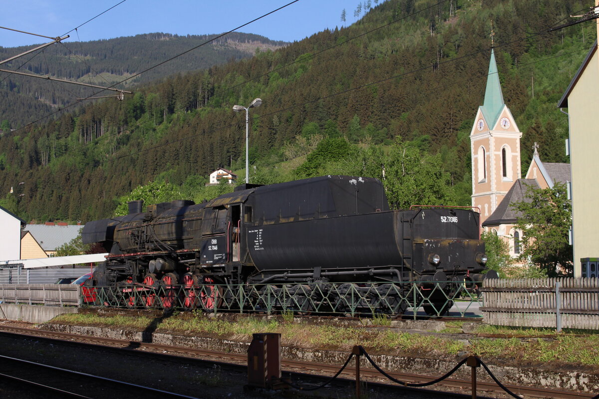 An die Zeit als es in Selzthal noch dampfte erinnert seit 1989 die am Bahnhofsvorplatz aufgestellte Denkmallok 52.7046. Die ehemalige Selzthalerin wurde 1943 von der Wiener Lokomotivefabrik Floridsdorf gebaut und war bis 1978 der Zugförderungsleitung Linz zugeteilt.
Am Nachmittag des 15.5.2022 steht sie in der schönen Nachmittagssonne auf ihrem Sockel mit der katholischen Kirche im Hintergrund.