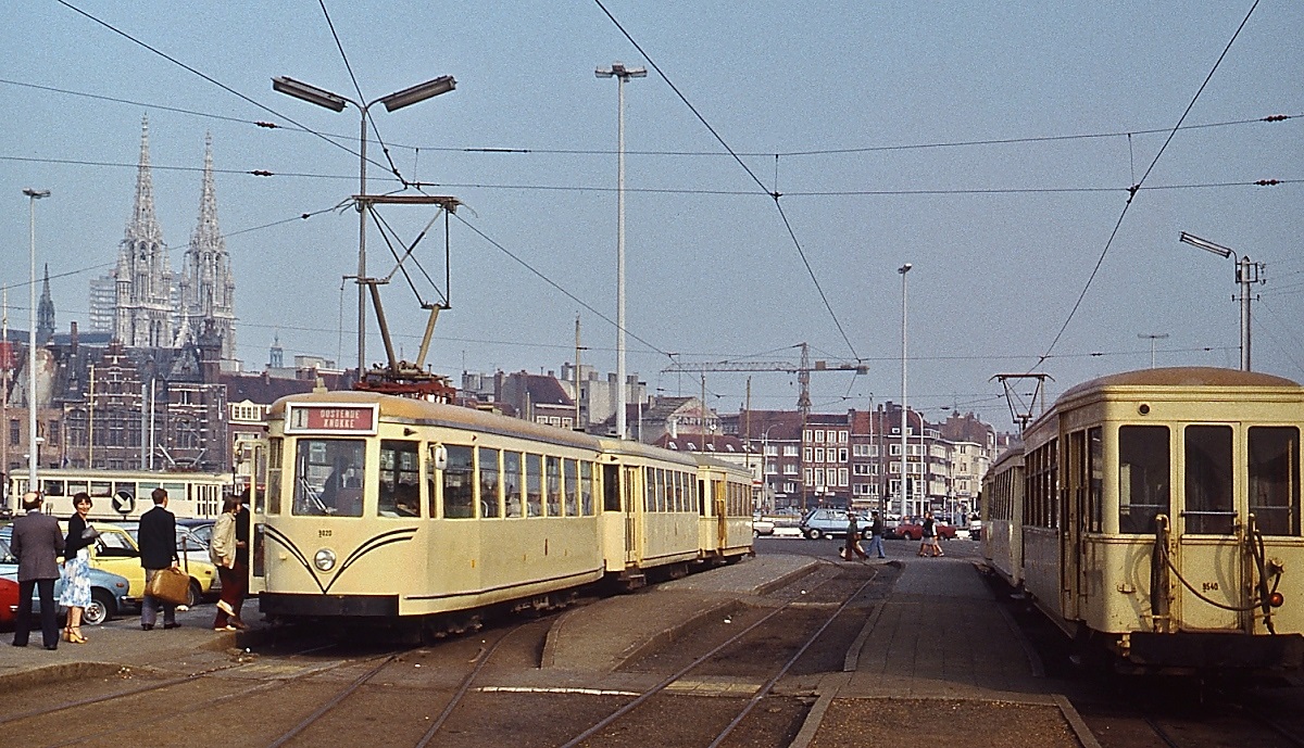 An der zentralen Haltestelle am Bahnhof Oostende kreuzen sich im Frühjahr 1979 die Kusttram-Züge nach Knokke und De Panne, links der Triebwagen 9020, rechts ein zum Beiwagen 9540 umgebauter früherer Triebwagen