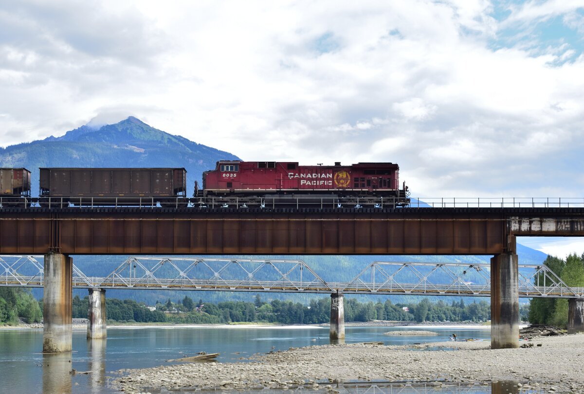 An Zugschluss des Kohlezuges schob 8035 nach.

Revelstoke 27.08.2022