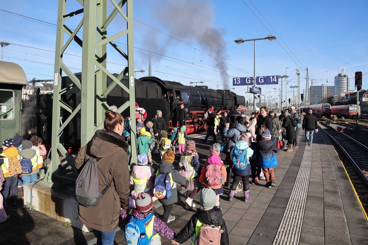 An zwei aufeinander folgenden Wochenenden gibt es Dampflok Fahrten bei München. Meist 2 Züge.
Dazwischen bleiben die Loks in München Ost und bieten traditionsgemäss Rundfahren für Kindergärten an. 
Da ist immer ganz schön was los, wenn die ganzen Gruppen am Bahnsteig warten. Natürlich ist auch der Nikolaus an Bord und die meisten Kinder haben einen grossen Spass. Erlebt am 9 Dezember 2025 München Ostbahnhof mit 001 180-9 
