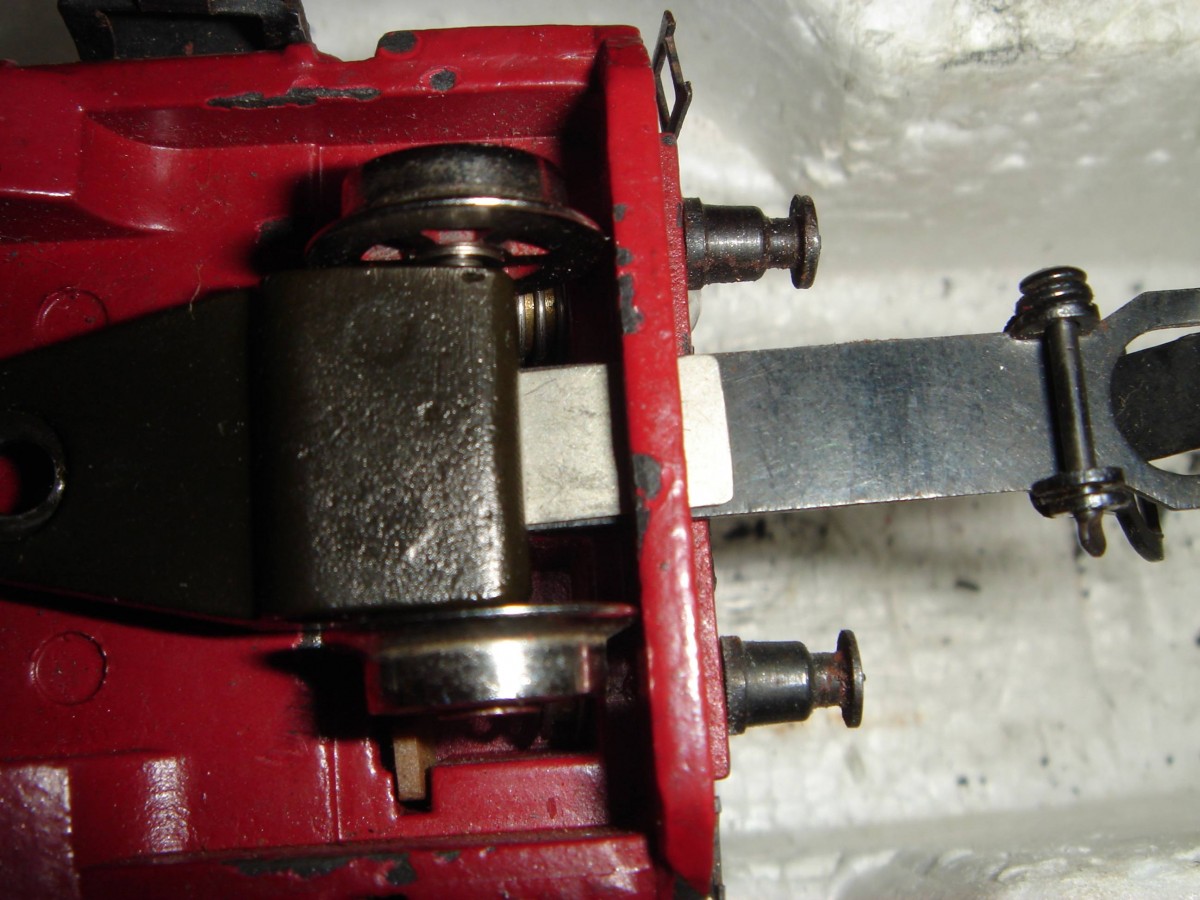 Analog zu vorne läuft es beim Ziehen der hinteren Kupplung der TP 800.1 - nur sieht dabei der Schlitz etwas anders aus. Aufnahme 28.09.2014