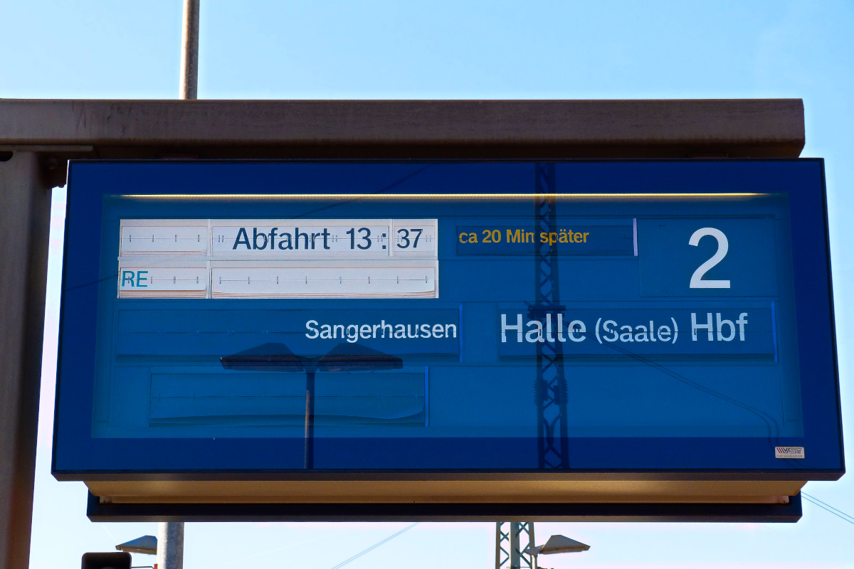 Analoge Bahnsteiganzeige in Nordhausen am 01.11.2014, inzwischen durch eine digitale ersetzt. Die Verspätung beruht wohl auf immer noch stattfindenen Bauarbeiten zur Umstellung von mechanischen auf elektronische Stellwerke.