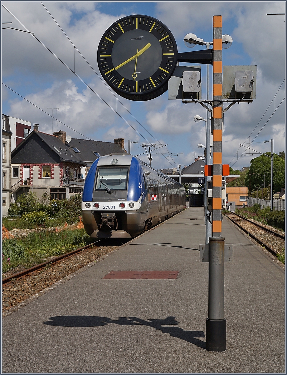 Andere Länder, andere Uhren, und so zeigt sich die SNCF Bahnhofuhr in ganz Frankreich in diesem gefälligen Erscheinungsbild. 

Lannion, den 9. Mai 2019