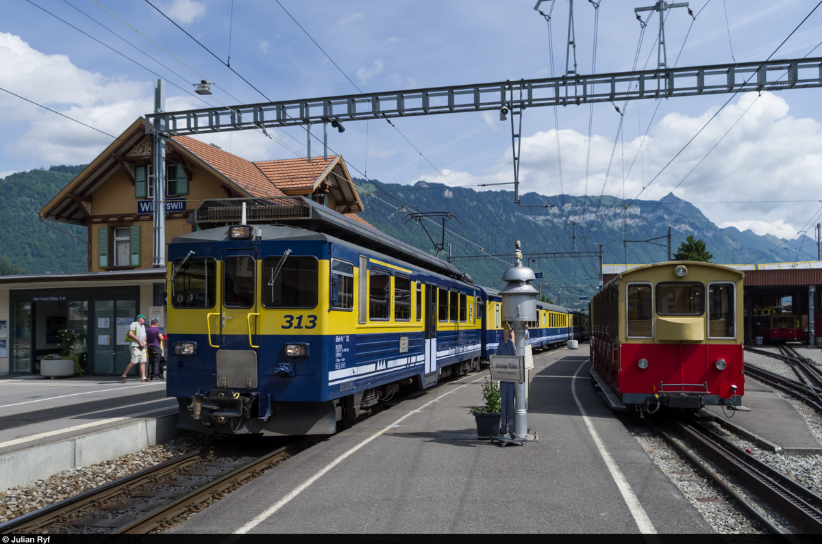 Andere Perspektive, anderer Triebwagen. Am 31. Mai 2015 treffen sich der BOB ABeh 4/4 II 313 und eine Komposition der Schynige Platte Bahn im Bahnhof Wilderswil.