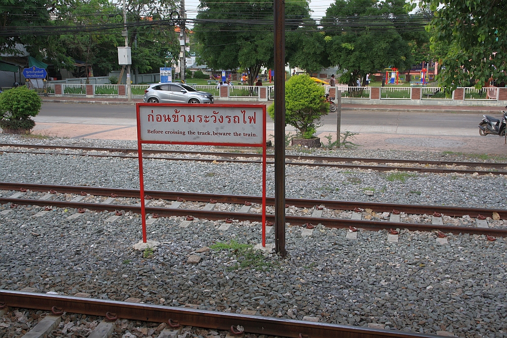 Anderen Orts ist die von der Obrigkeit verordnete Entmündigung noch nicht angekommen. Ban Takhli Station am 21.Mai 2018.