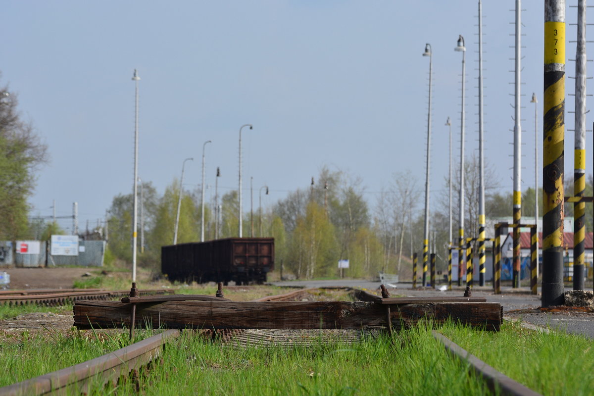 Anderes Land andere Regeln. In Tschechien werden einige Schwellen vor dem Prellbock eine Holzschwelle auf die Schienen gelegt und mit Laschen und Schrauben durch das Schwellenfach befestigt. Dies ist wohl ein zusätzlicher Schutz damit die Lok nicht ungebremst auf den Prellbock aufläuft.

Cheb 15.04.2017