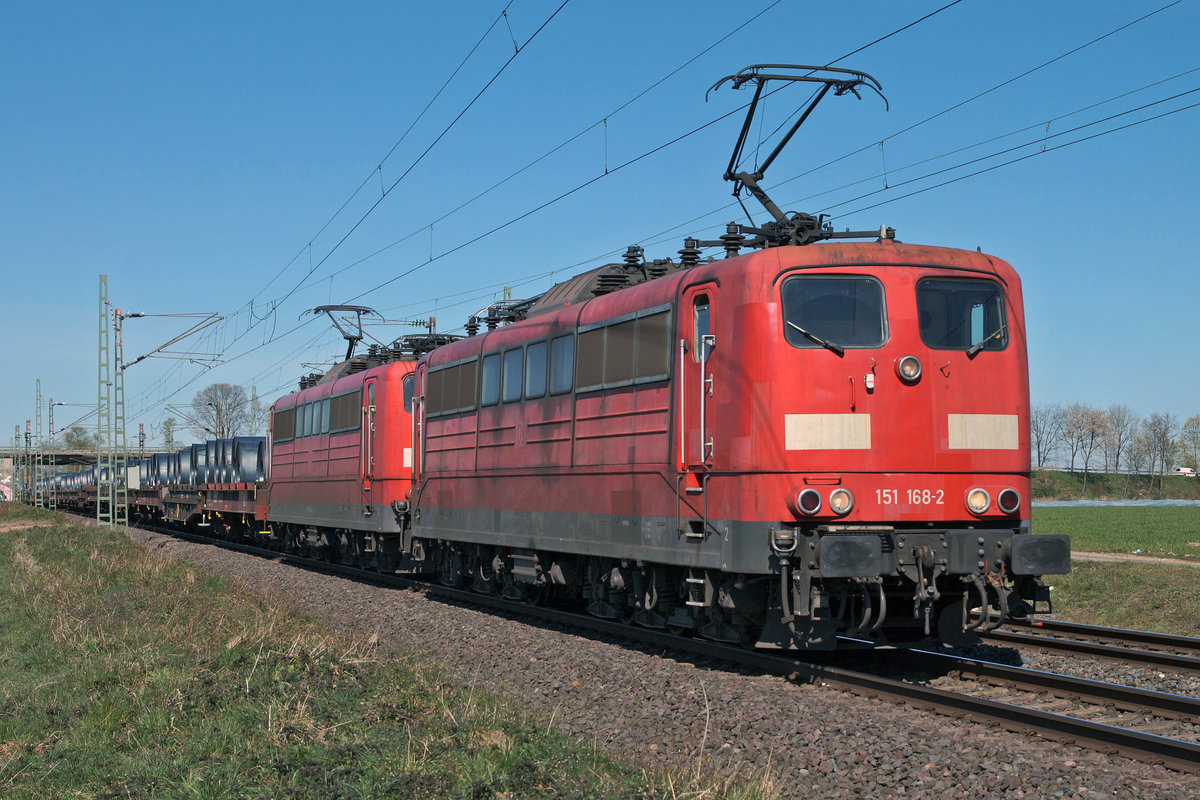 Andernacher Coilzug - Lokomotive 151 168-2 und Schwesterlok am 04.04.2020 in Bornheim.