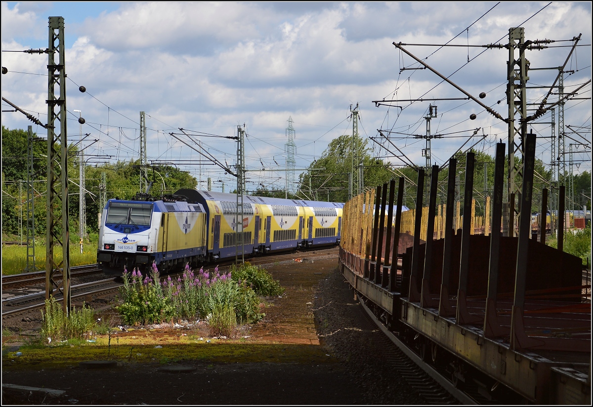 Anders betrachtet. Die Fotowolke belichtet dieses Bild völlig anders als gewünscht und dort wirkt es reizvoller als die Bilder mit passendem Licht ein paar Sekunden später. 146 535-0 schiebt den Metronom richtung Hauptbahnhof. Hamburg-Harburg, Juli 2015.