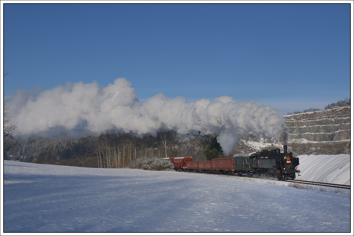 Anders sah die Sache dann rund eine halbe Stunde später aus - schönstes Winterdampfwetter. 431.032 (ex ÖBB 93.1360) am 11.1.2019 mit ihrem Pn 59237 von Benešov u Prahy nach Kolín kurz vor der Haltestelle Stříbrná Skalice aufgenommen.