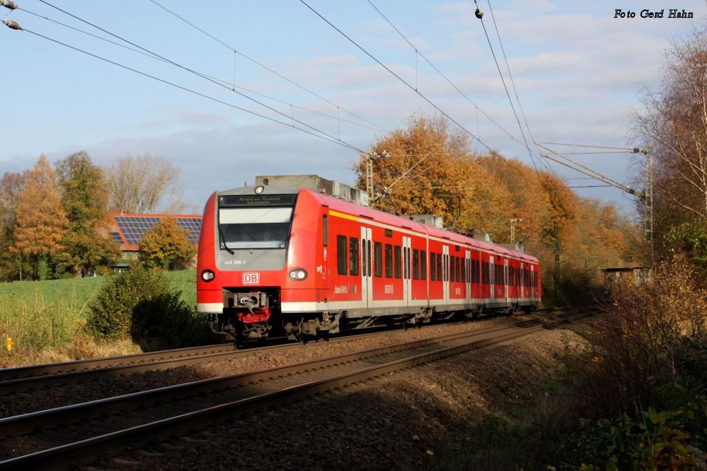 Anderswo ein tägliches Bild, aber auf der Rollbahn zwischen Osnabrück und Münster eine Rarität: 425526 als Leerzug am 21.10.2014 um 12.28 Uhr unterwegs am Ortsrand von Hasbergen in Richtung Münster.