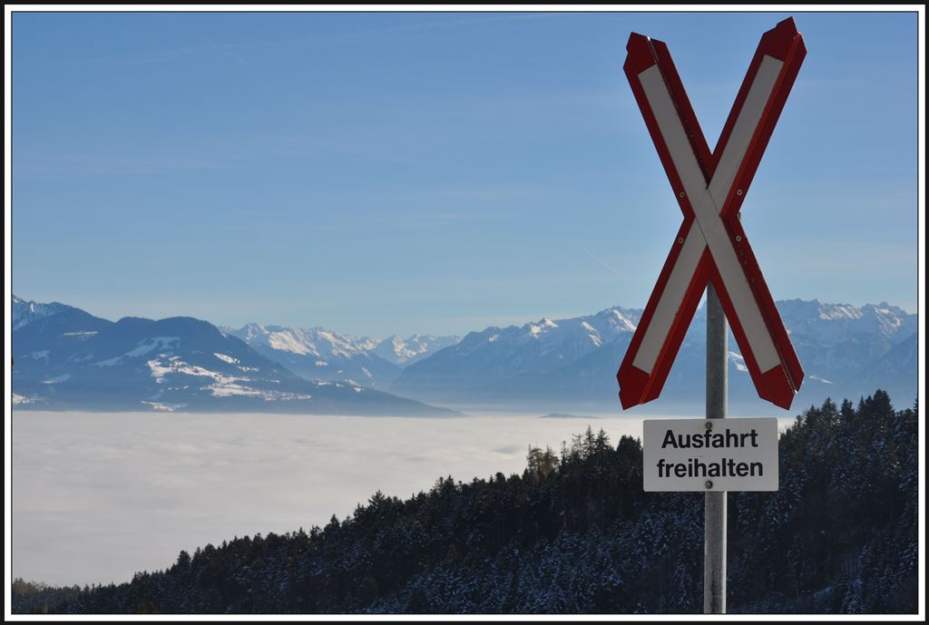 Andreaskreuz am Stoss mit Blick über das nebelverhangene Rheintal Richtung Vorarlberg. Im Taleinschnitt liegt Feldkirch. (05.12.2013)