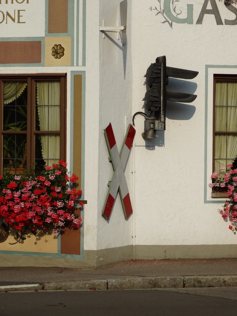 Andreaskreuz an einen Haus in Fischen Allgäu am 11.08.15