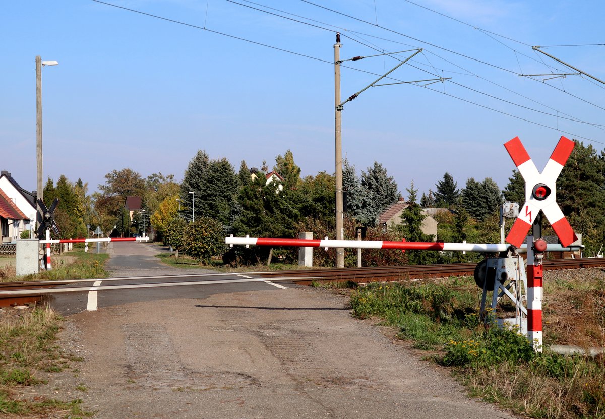 Andreaskreuze mit integriertem Blinklicht sind massiv vom Aussterben bedroht; noch viel seltener sind sie in Kombination mit mechanischen, ber eine  Dresdener Winde  angetriebenen Halbschranken. Dieses Exemplar bei Mockrehna sollte schon vor Jahren verschwinden, blinkt aber noch immer frhlich vor sich hin (10.10.2018).