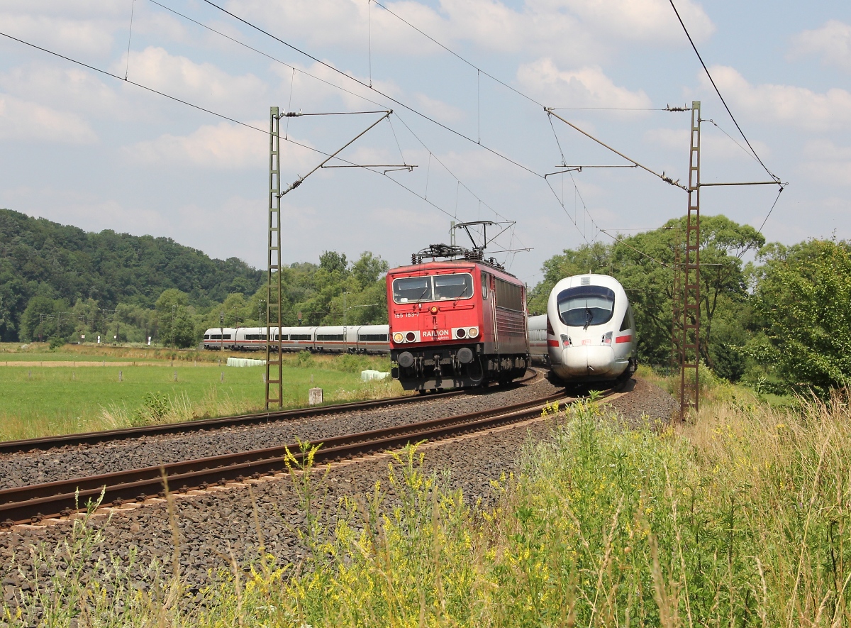 Aneinander vorbei gekuschelt; 155 183-7 als Tfzf in Richtung Süden und ICE-T gen Bad Hersfeld. Aufgenommen am 09.07.213 bei Hermannspiegel.