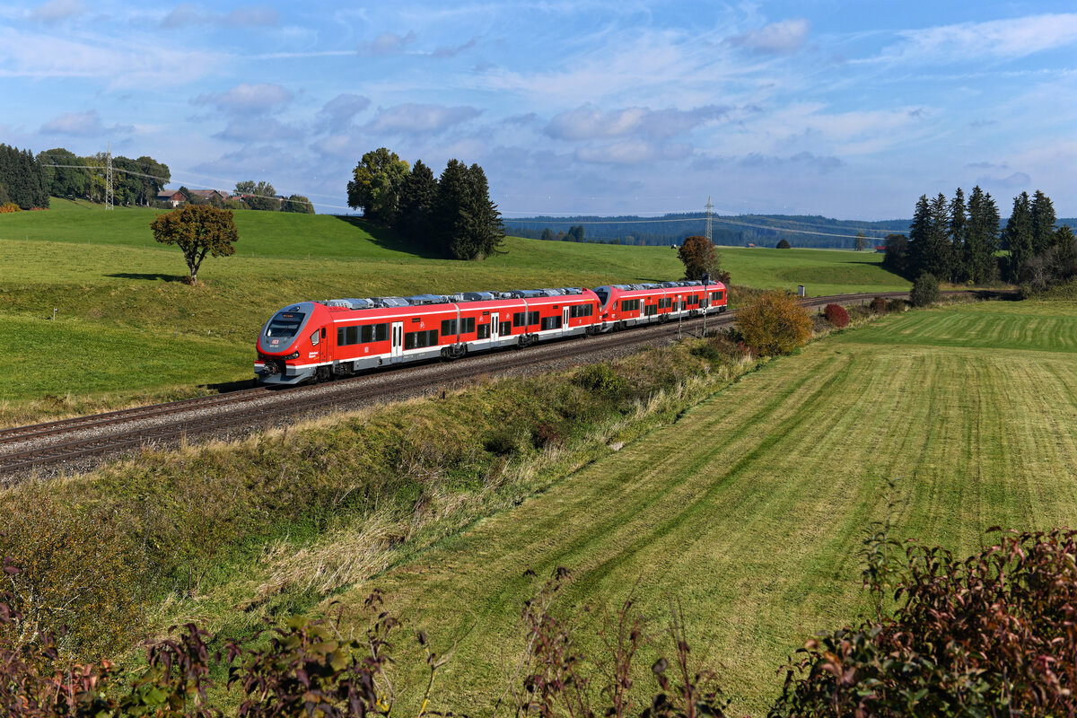 Anfänglich waren die neuen Triebwagen der Gattung Pesa Link die Sorgenkinder des BW Kempten. Der Start des Einsatzes im Allgäu verlief recht holprig und häufige Zugausfälle waren an der Tagesordnung. Die markant gestylten Fahrzeuge haben bereits Spitznamen erhalten. Die respektvolle Version ist  Hai , die despektierliche  Klodeckel . Am 17. Oktober 2021 konnte ich bei Görwangs den RE 57586 auf der Fahrt nach Kempten ablichten. Gebildet war der Zug aus dem 633 037 und einem weiteren Fahrzeug des Typs. 
