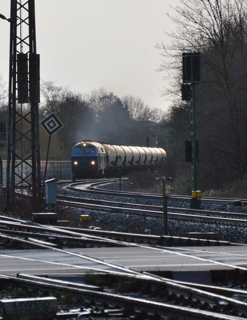 Anfahrend legt sich die NIAG Nr.8 alias 216 055-4 mit einem Silowagenzug in Zeug um auf Geschwindigkeit zu kommen. Mittwoch den 2.3.2016