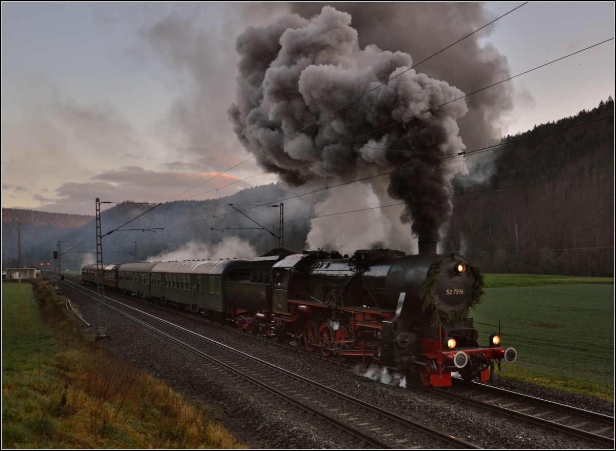 Anfahrt an der Ausweichstelle Grünholz mit 52 7596. Dezember 2014.