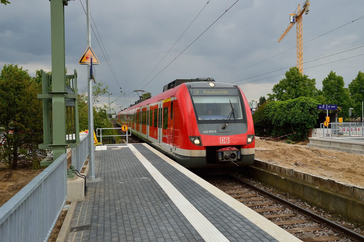 Anfahrt an den Bahnsteig Gleis 2, den neuen Seitenbahnsteig in Korschenbroich.
Triebwagen 422 057-0 als S8. 14.5.2014