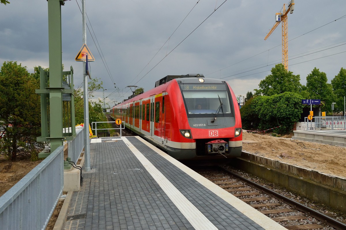 Anfahrt an den Bahnsteig Gleis 2, den neuen Seitenbahnsteig in Korschenbroich.
Triebwagen 422 057-0 als S8. 14.5.2014