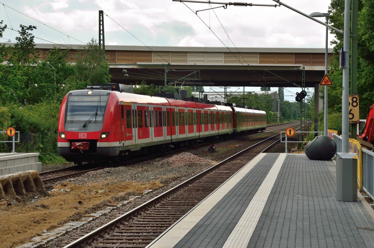 Anfahrt an den neuen Seitenbahnsteig Gleis 1 in Korschenbroich.
Als S8 nach Hagen Hbf ist hier der 422 067-9 zu sehen. 14.5.2014