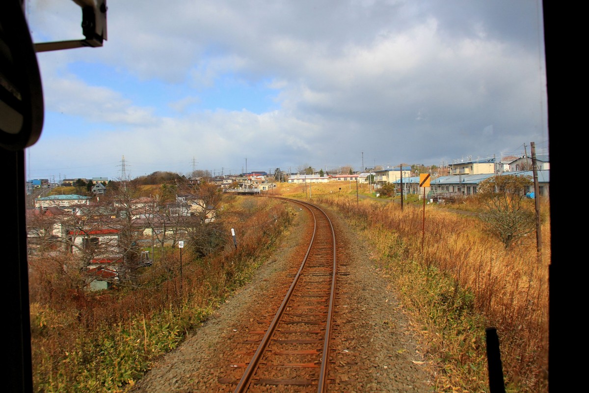 Anfahrt von Westen auf die Haltestelle Higashi Nemuro, absolut östlichster Punkt der Eisenbahn in Asien. Aus Triebwagen KIHA 54 523 am 26.Oktober 2015. 