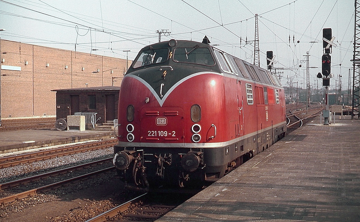 Anfang der 1980er Jahre rangiert 221 109-2 im Düsseldorfer Hauptbahnhof. Die Lok wurde 1989 nach Albanien verkauft (dort HSH 2005) und 2004 verschrottet.