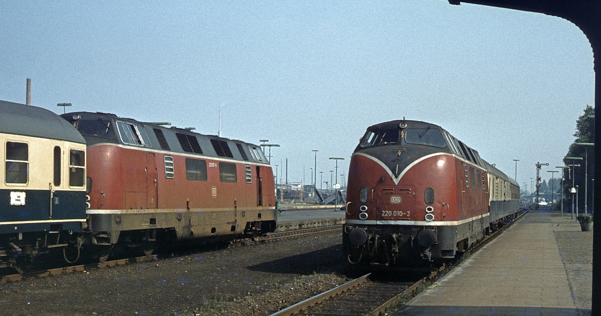 Anfang der 1980er Jahre war Cuxhaven eine 220-Hochburg : 220 017 und 220 010 treffen sich am 3.8.1981.