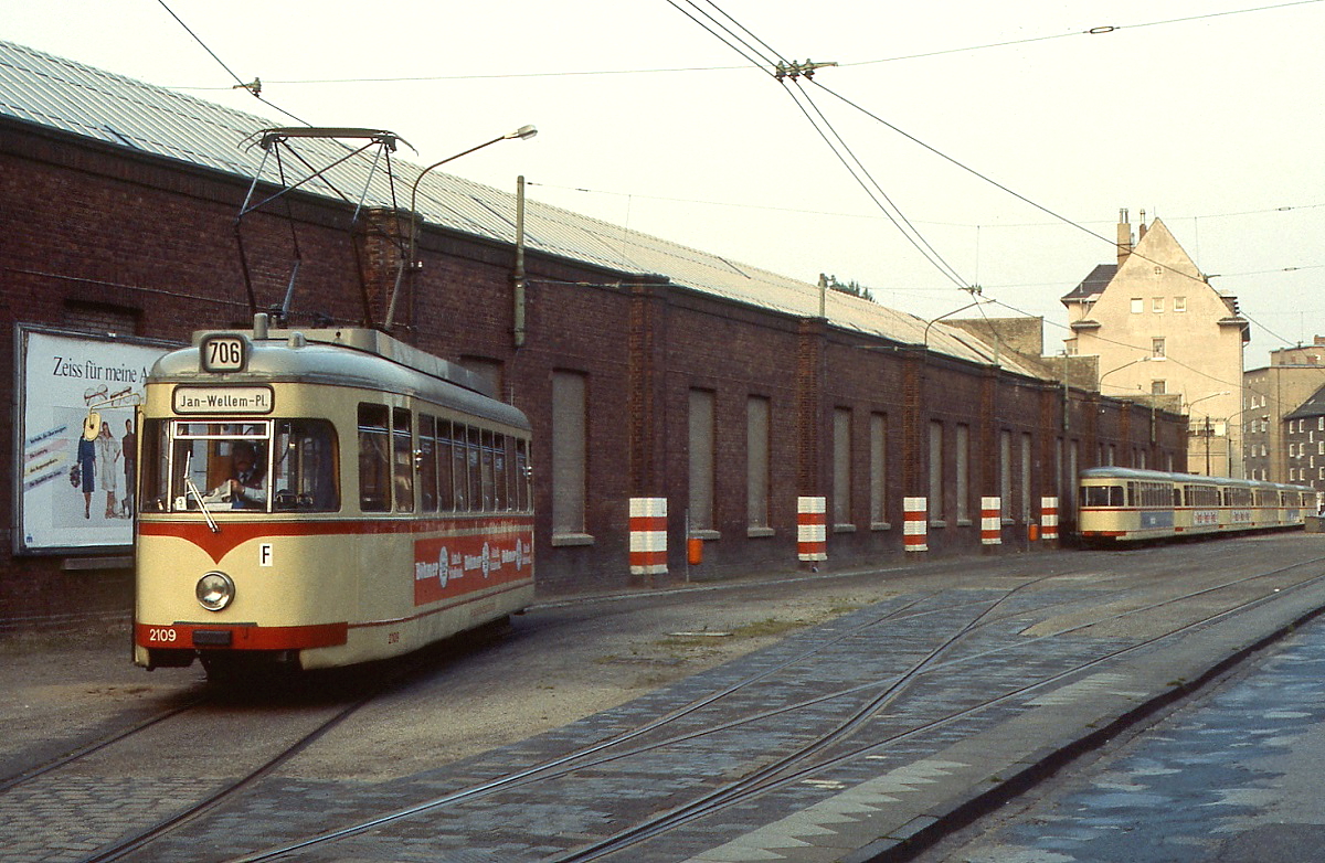 Anfang der 1980er Jahre wartet der Großraumwagen 2109 vor dem Betriebshof Am Steinberg auf seinen nächsten Einsatz. In den Abendstunden verkehrten die Fahrzeuge auf der Linie 6 als Solotriebwagen, die nicht benötigten Beiwagen sind im Hintergrund abgestellt. Der Triebwagen blieb als Museumswagen erhalten, umnumeriert in 2014 und mit passendem Beiwagen in hellgrüner Farbgebung.