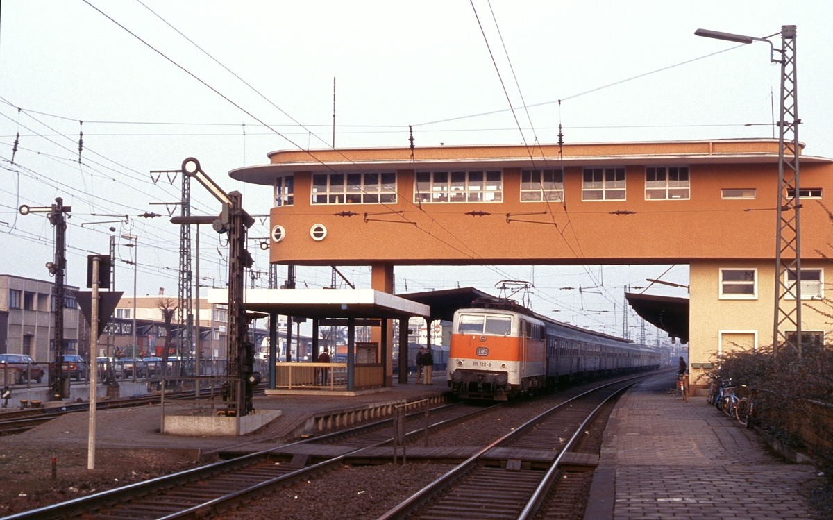Anfang der 1990er Jahre bekam das Reiterstellwerk in Bingen einen anderen Anstrich.
Im Mai 1992 ist 111 122 mit einem Eilzug von Frankfurt nach Köln unterwegs. 
