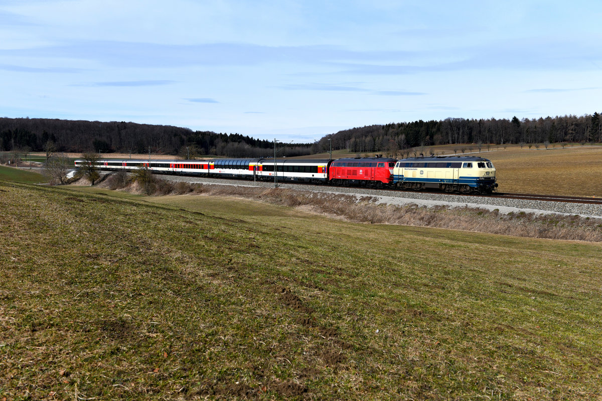 Anfang 2019 waren die 218 460 der Westfrankenbahn sowie die 218 402 von Railsystems RP auf der Allgäubahn im EC-Einsatz. Am 03. März 2019 konnte ich beide Loks gemeinsam vor dem EC 195 bei Kottgeisering aufnehmen. 