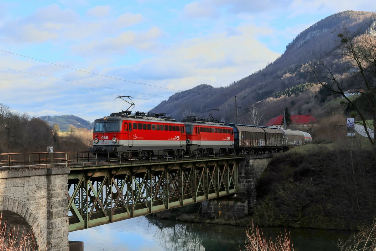 Anfang 2024 beginnt der Stern der Baureihe 1142 drastisch zu sinken. Umso seltener war die Doppeltraktion aus 667 und 684 am DG Graz-Linz. Hier zu sehen am Trattenbach-Viadukt, unweit der Bahnstation Trattenbach im Jänner 2024