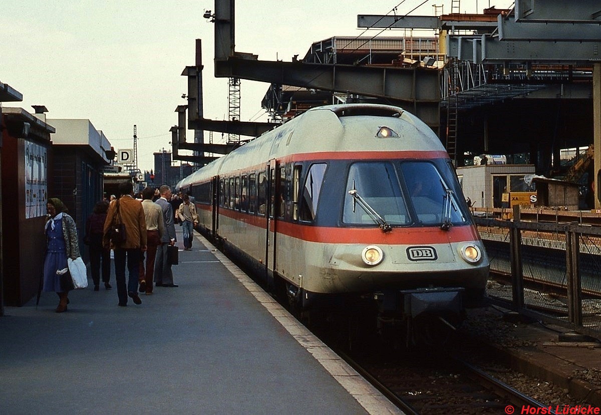 Anfang der 80er Jahre kam ein 403 als Sonderzug nach Düsseldorf. Der Bahnhof war damals eine Riesenbaustelle. Die alten Bahnsteigüberdachungen wurden abgerissen und durch eine alle Gleise überspannende Halle ersetzt. Die drei 200 km/h schnellen, mit Neigetechnik ausgerüsteten Triebwagen, bei denen alle Achsen angetrieben waren, beschaffte die DB 1971 für den IC-Verkehr. Mit der Einführung des Zweiklassensystems bei den IC im Jahr 1979 hatte die DB keine Verwendung mehr für sie. Ein Comeback erlebten die 403 zwischen 1982 und 1991 als Lufthansa Airport Express zwischen dem Düsseldorfer und Frankfurter Flughafen. Ironie der Geschichte ist, dass ihr Aus auch deshalb kam, weil die DB auf lokbespannte Züge setzte, die heute im Hochgeschwindigkeitsverkehr keine Rolle mehr spielen. Vielleicht waren die 403 ihrer Zeit sowohl von der Konzeption als auch der Formgebung voraus. Alle drei Züge blieben erhalten, es gibt Ideen, aus ihnen wieder einen betriebsfähigen Zug zusammenzubauen (schön wär's).