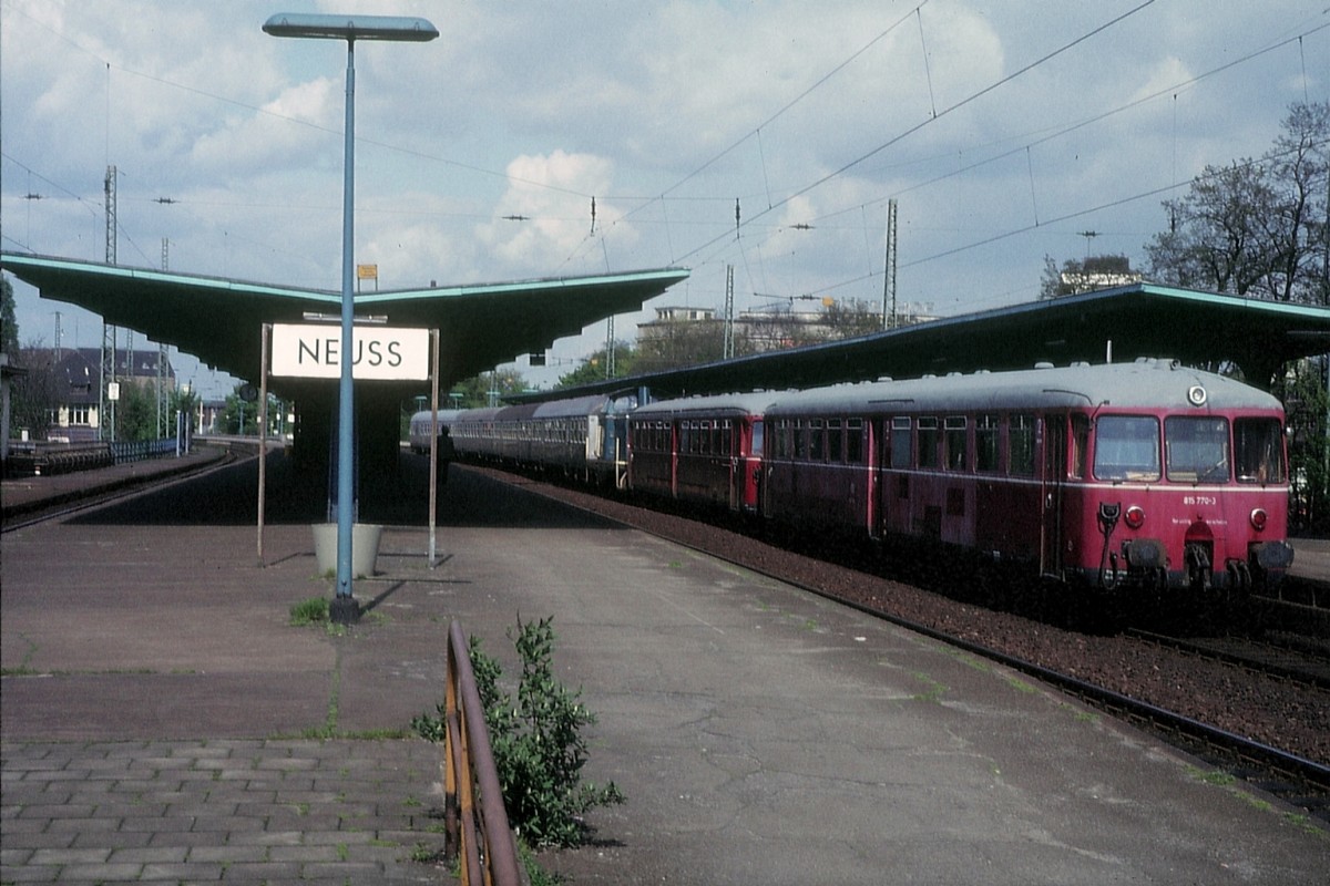 Anfang der 90er Jahre wurde die Strecke Neuss - Kaarst (damals KBS 472) je dreimal morgens, mittags und abends befahren. Um für Berufspendler nachmittags eine Direktfahrt Düsseldorf - Kaarst zu ermöglichen (und um eine Leerfahrt zu vermeiden), wurde die eingesetzte 515/815-Garnitur in Neuss an den von einer 211 geschobenen N 8161 Düren - Düsseldorf (KBS 461) angehängt. Im Bild vom Sommer 1991: 211 053, 515 624 und 815 770.