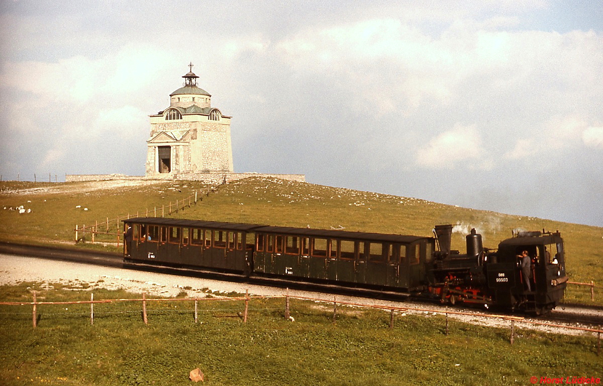 Anfang August 1975 erreicht 999.03 die Bergstation Hochschneeberg, im Hintergrund die Elisabethkirche