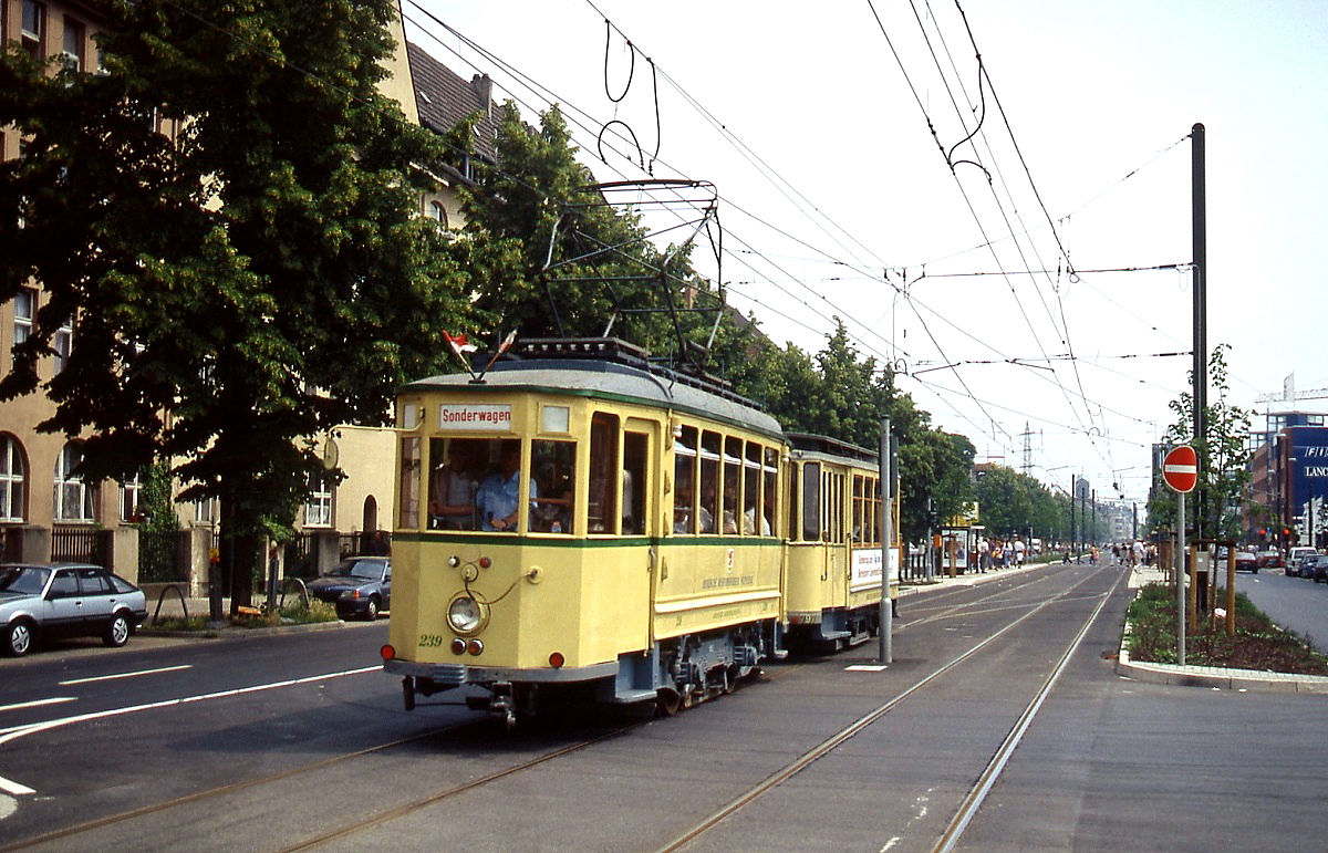 Anfang August 1996 ist der Wuppertaler Museums-Tw 239 zusammen mit einem Rheinbahn-Museums-Bw auf der Erkrather Straße in Düsseldorf unterwegs. Der Wagen wurde 1925 von van der Zypen und Charlier/Kiepe für die Barmer Straßenbahn AG gebaut (dort Nr. 39). Nach der Stillegung der Wuppertaler Straßenbahn kam das Fahrzeug für einige Jahre in Düsseldorf unter und wurde gelegentlich für Sonderfahrten genutzt. Heute befindet sich das Normalspurfahrzeug bei der Bergischen Museumsbahn in Wuppertal-Kohlfurth, kann aber leider auf der dortigen Meterspurstrecke nicht eingesetzt werden.