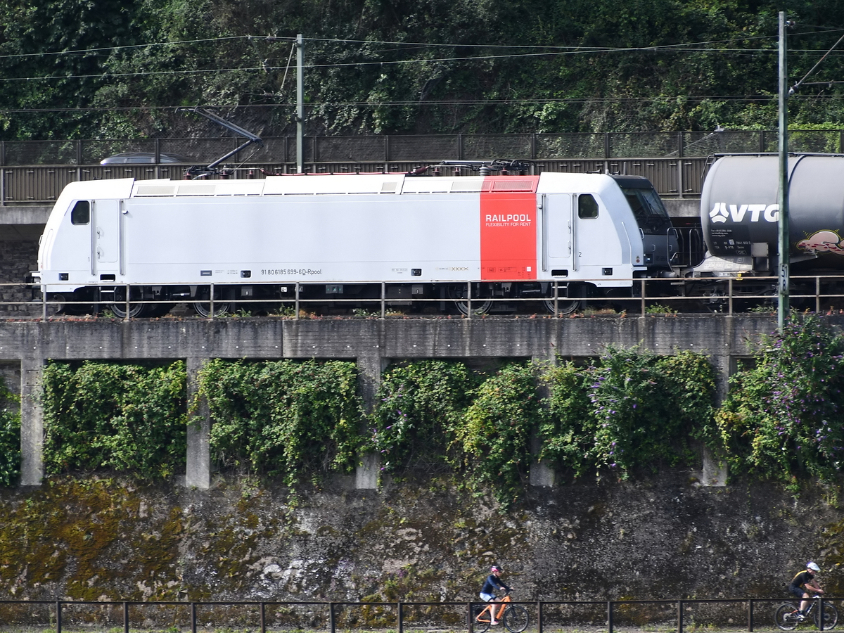 Anfang August 2021 war auf der linken Rheinstrecke bei Remagen die Elektrolokomotive 185 699-6 mit einem Kesselzug zu sehen.