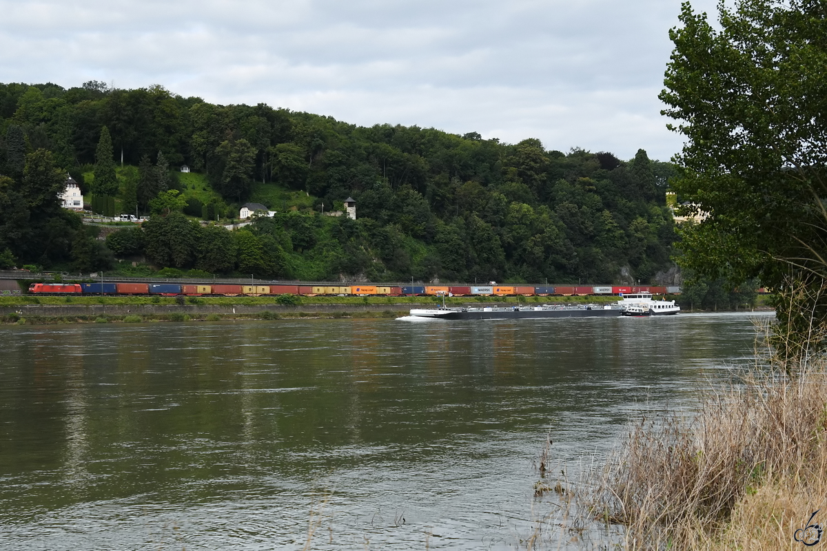 Anfang August 2021 war auf der linken Rheinstrecke bei Remagen ein von der Elektrolokomotive 185 162-5 gezogener Containerzug zu sehen.