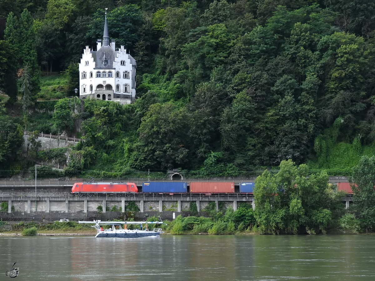 Anfang August 2021 war auf der linken Rheinstrecke bei Remagen ein von der Elektrolokomotive 185 162-5 gezogener Containerzug zu sehen.