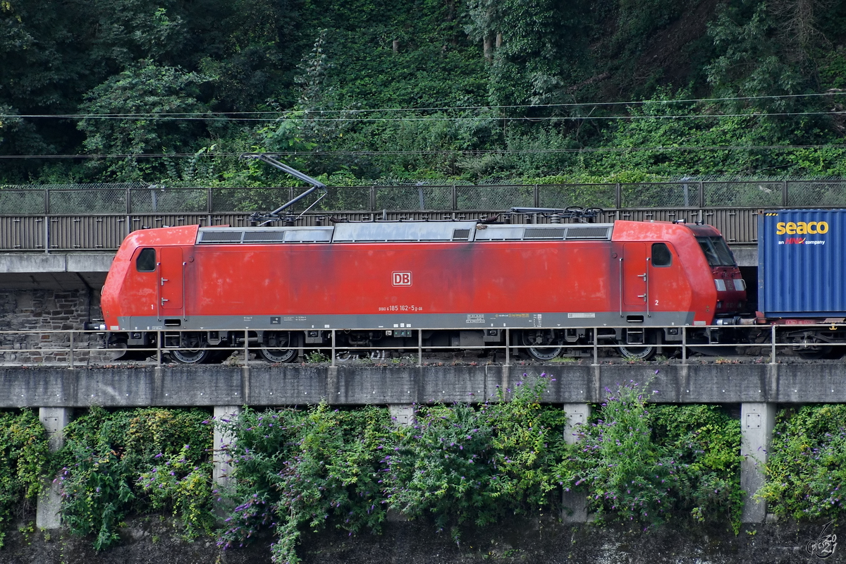 Anfang August 2021 war auf der linken Rheinstrecke bei Remagen die Elektrolokomotive 185 162-5 unterwegs.
