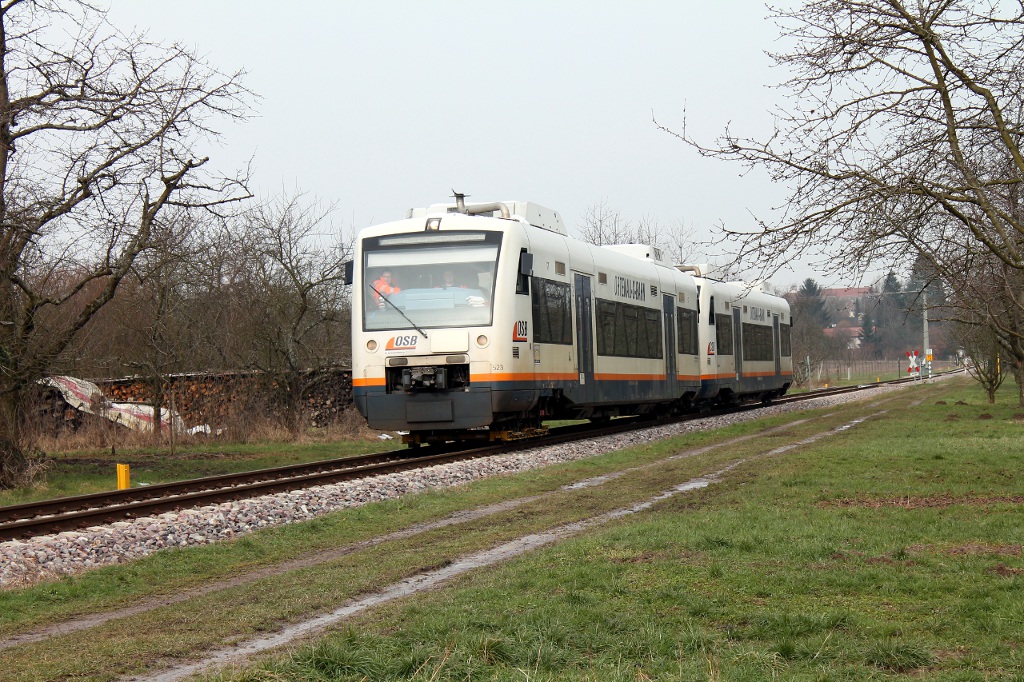 Anfang Februar 2013 entgleiste im Freudenstädter HBF der OSB-Triebwagen VT 523  Lautenbach . Am 19.02.2013 wurde der Triebwagen von VT 519  Ottenhöfen  nach Ottenhöfen überführt.

Hier kommen die Triebwagen als OSB 87528 am Fotografen vorbeigefahren.