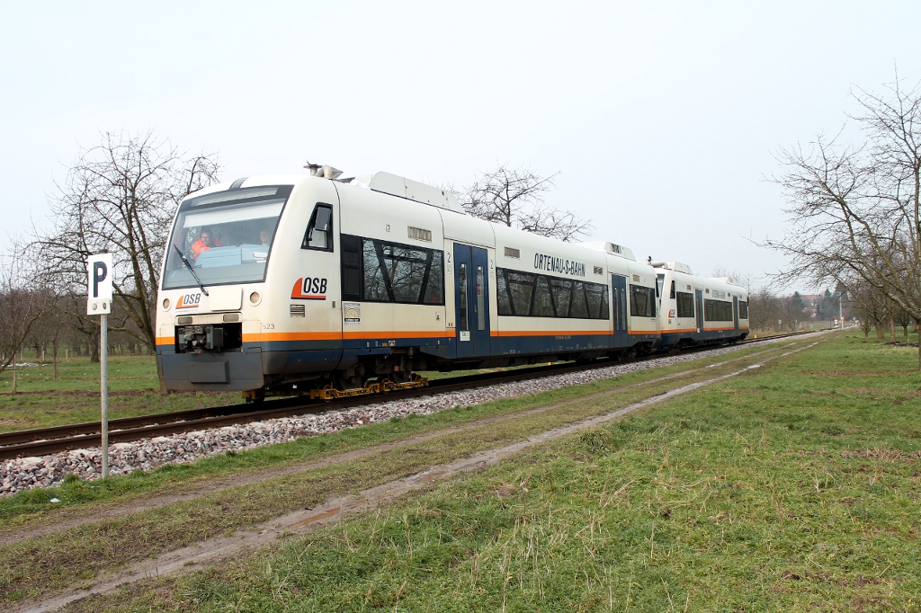 Anfang Februar 2013 entgleiste im Freudenstädter HBF der OSB-Triebwagen VT 523  Lautenbach . Am 19.02.2013 wurde der Triebwagen von VT 519  Ottenhöfen  nach Ottenhöfen überführt.

Hier die Fuhre mit VT 523 voraus bei Oberachern.