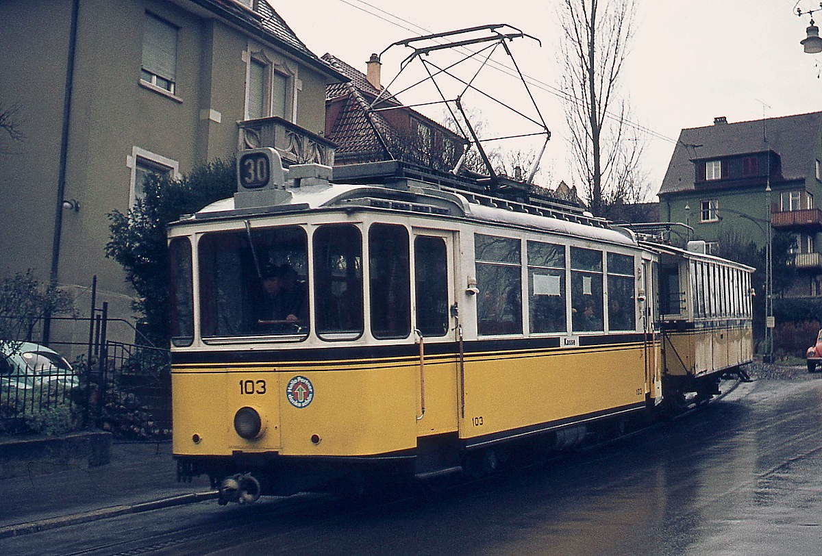 Anfang Januar 1975 biegt der 1937 in Dienst gestellte Zahnradtriebwagen 103 mit einem Vorstellwagen auf die Alte Weinsteige ein