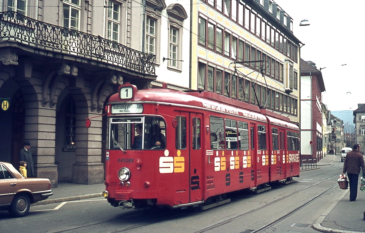 Anfang Januar 1975 ist der DUEWAG-Zweirichtungs-Sechsachser 219 als Linie 1 in Richtung Bunsengymnasium unterwegs. Diese Strecke durch die Altstadt wurde leider am 04.07.1976 stillgelegt.