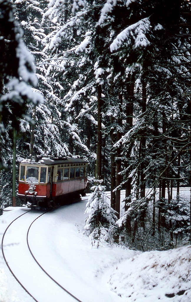 Anfang Januar 1980 fährt ein Triebwagen der Mittelgebirgsbahn durch die tiefverschneiten Wälder vom Bergiselbahnhof hinauf nach Igls