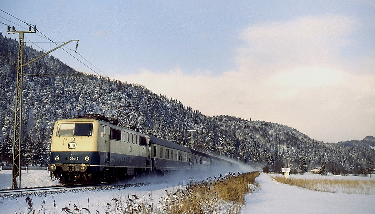 Anfang Januar 1980 hat 111 004-8 gleich ihren Zielbahnhof Garmisch-Partenkirchen erreicht