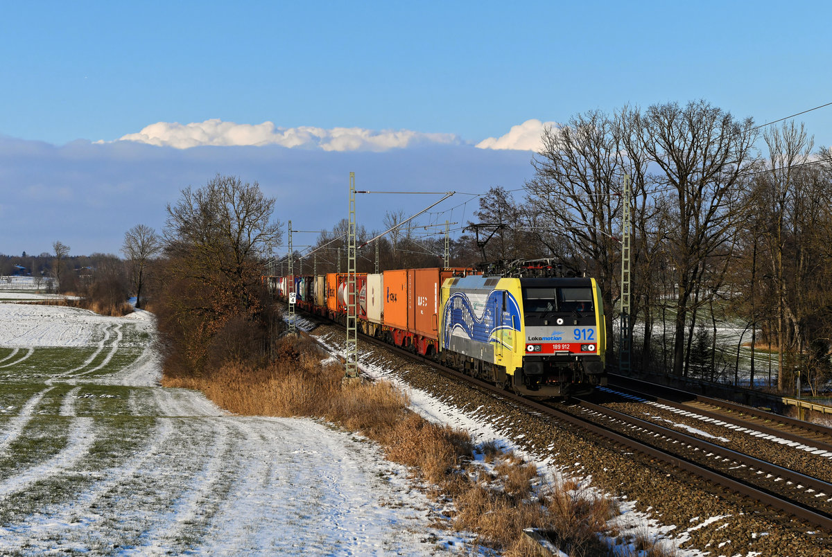 Anfang Januar ist der Winter in Oberbayern eingekehrt. Um Rosenheim lag aber leider wie üblich recht wenig Schnee. Am ehemaligen Block Hilperting fuhr am Nachmittag des 09. Januar 2021 die 189 912 von Lokomotion mit dem DGS 41863 von München Riem nach Ljubljana Moste bei frostigen Temperaturen einer nahenden Schlechtwetterfront davon. 