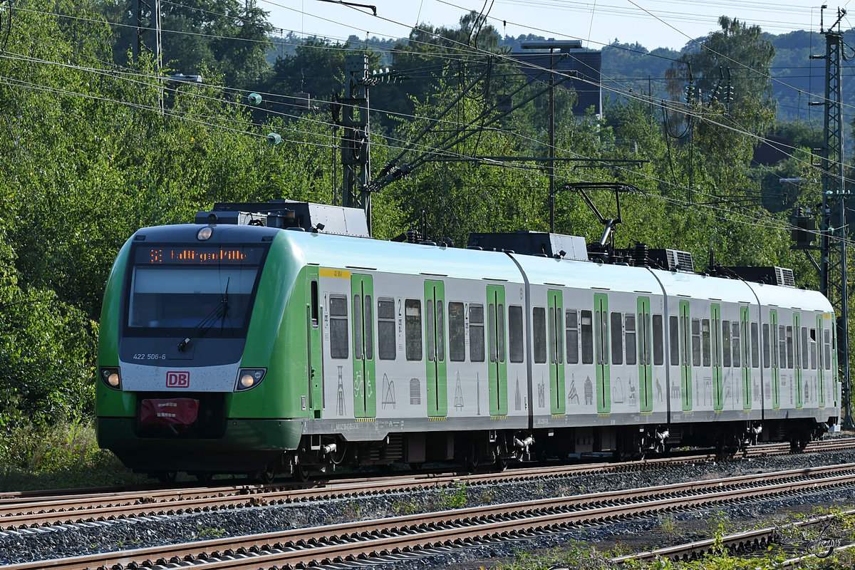 Anfang Juli 2018 fährt die S3 in den Bahnhof Hattingen ein.