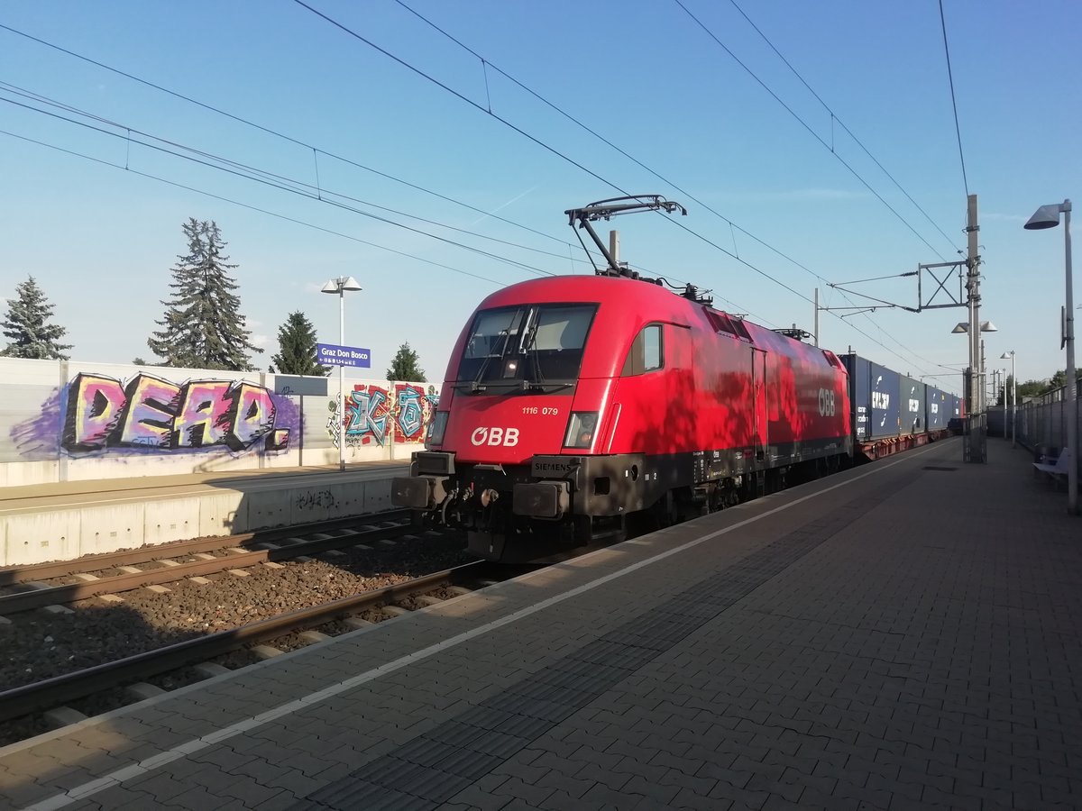 Anfang Juli 2019 fuhr ÖBB 1116 079 mit
einem Containerzug von Werndorf CCG 
Richtung Norden, hier in Graz Don Bosco. 